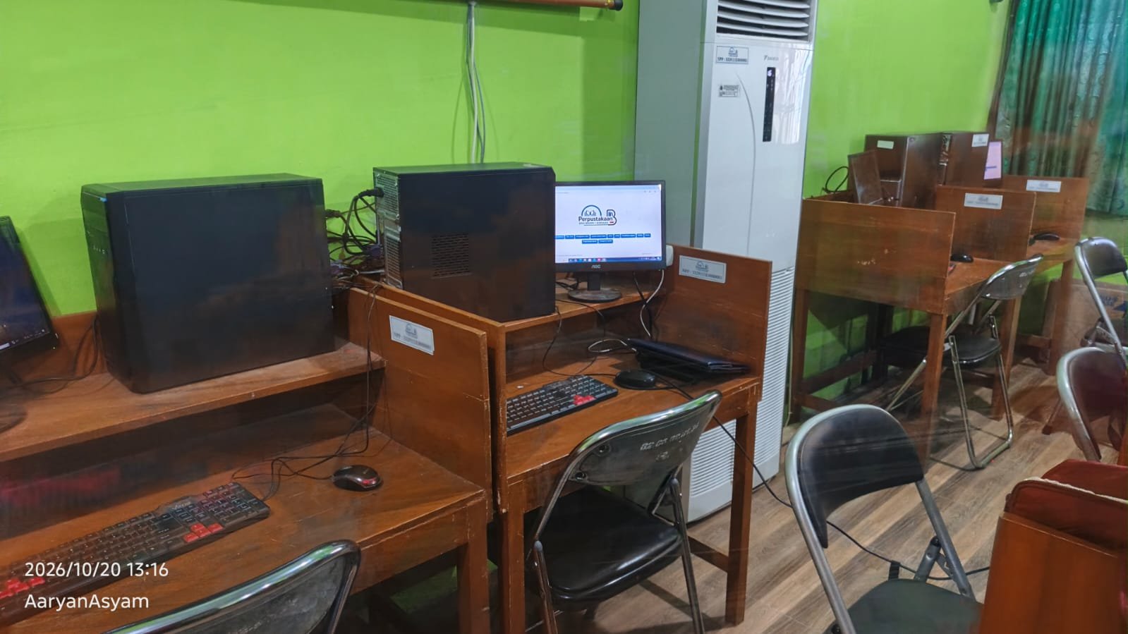 Komputer yang tersedia di perpustakaan